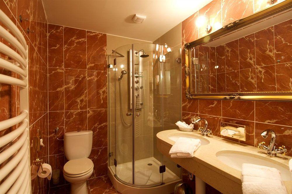 Dahlem  Schlosshotel Burghaus Kronenburg מראה חיצוני תמונה